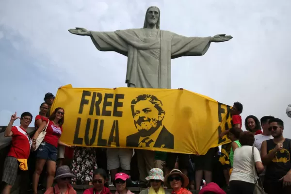 Lula da Silva encabeza las encuestas pese a que fue apresado