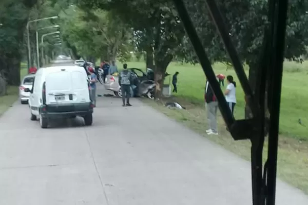 Choque impactante en Tucumán: cuatro personas murieron y el auto quedó partido por la mitad