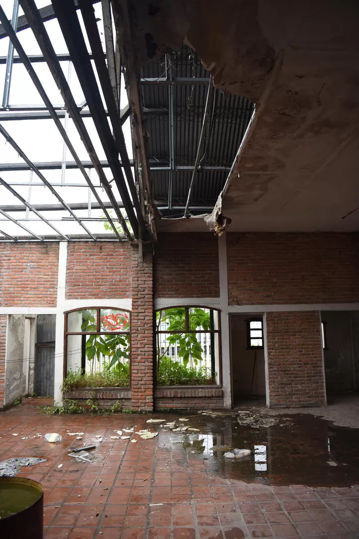 EN RUINAS. El ala sur de los galpones ubicados en la calle Marco Avellaneda, donde se encuentra el Centro Cultural Juan B. Terán -que ahora está sin uso-, se va cayendo a  pedazos: hay mucha basura, y vidrios y techos rotos. la gaceta / fotos de Analía Jaramillo