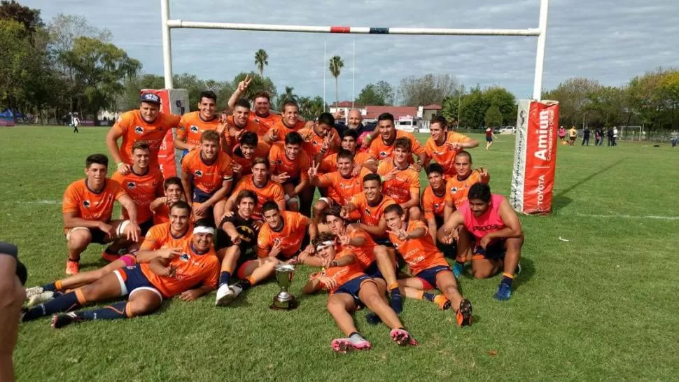 BICAMPEONES. Los “Naranjitas” con el trofeo mayor del torneo en Santa Fe. foto de Federico Puerari