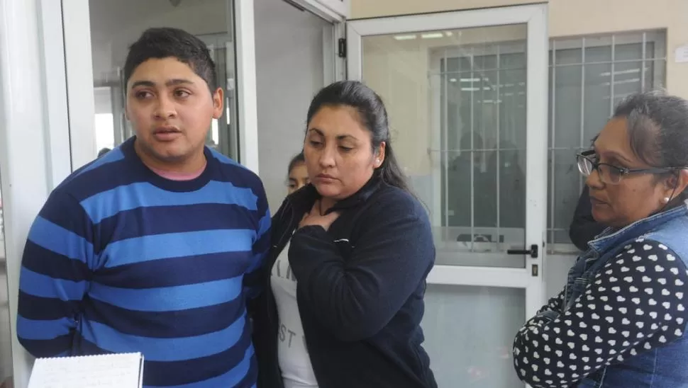 PREOCUPADOS. Los familiares de Vázquez aguardan noticias en el hospital. la gaceta / foto de Antonio Ferroni