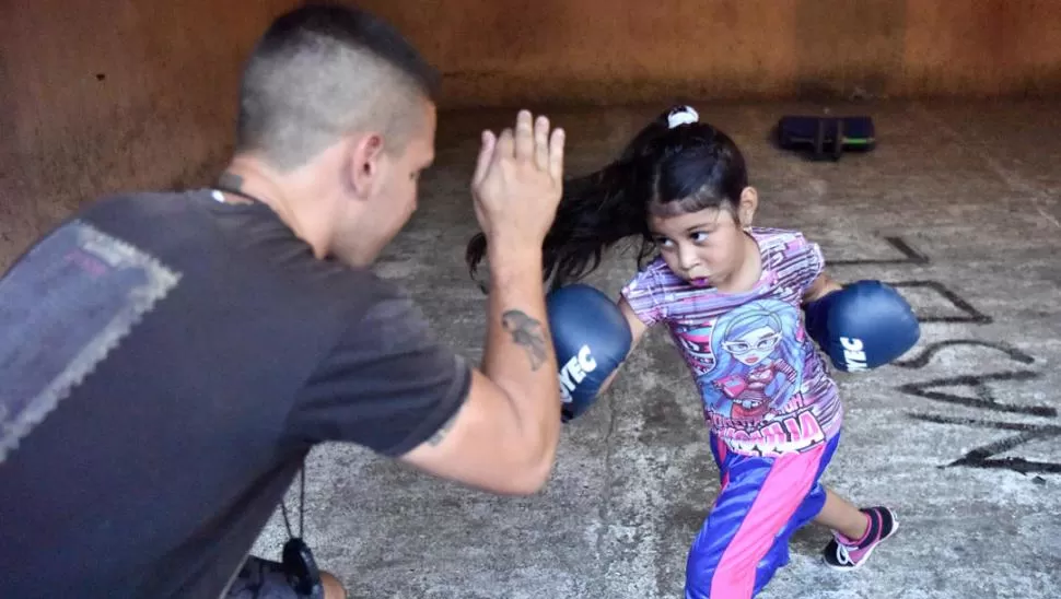 IMPECABLE. “La Princesita” tiene un look en el que predominan los tonos violeta. Hasta su protector bucal está en la gama. Ya es un verdadero personaje del boxeo. la gaceta / fotos de Ines Quinteros Orio
