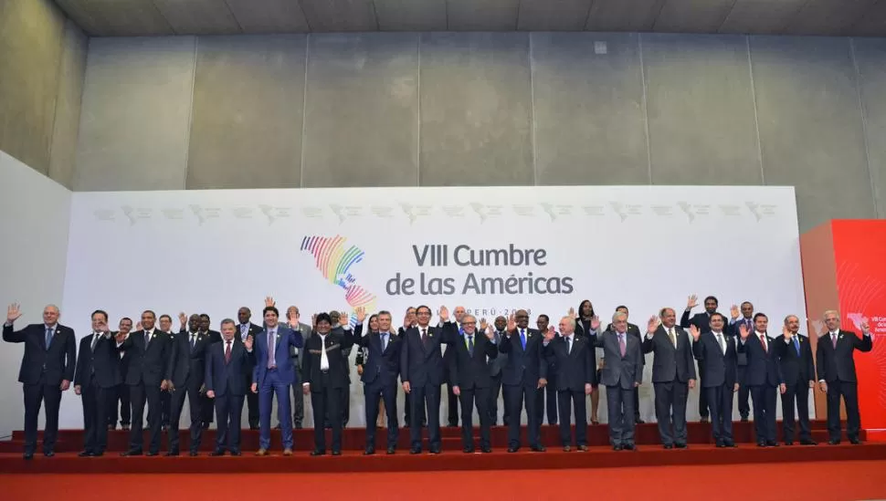 LA FOTO OFICIAL. Los Presidentes que participaron de la VII Cumbre de Las Américas en Lima, posan para la prensa después de la reunión en la que se firmó una declaración para trabajar contra la corrupción en la región. télam