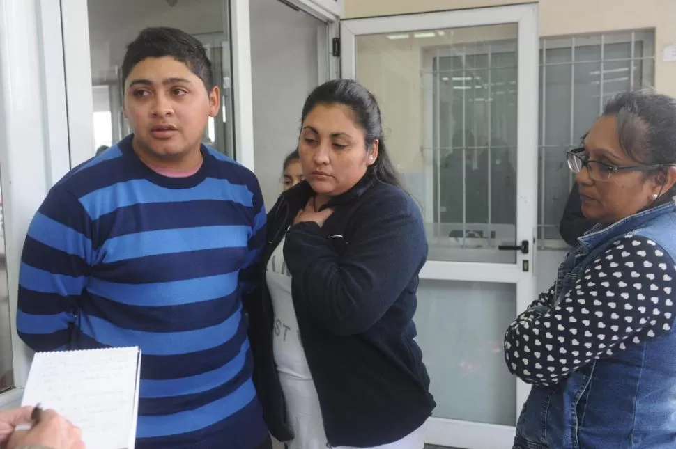 PREOCUPADOS. Los familiares de Vázquez aguardan noticias en el hospital. la gaceta / foto de Antonio Ferroni