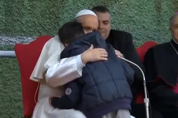 Video: el Papa consoló a un niño que le preguntó si su padre ateo estaba en el cielo