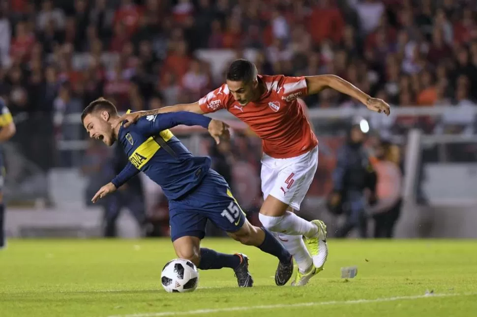CAYÓ OTRA VEZ. Como Nández al piso, por el empujón de Figal, Boca volvió a tropezar en la Superliga, esta vez ante el “Rojo”.  telam