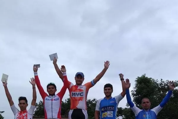 Agüero festejó en la prueba de ruta