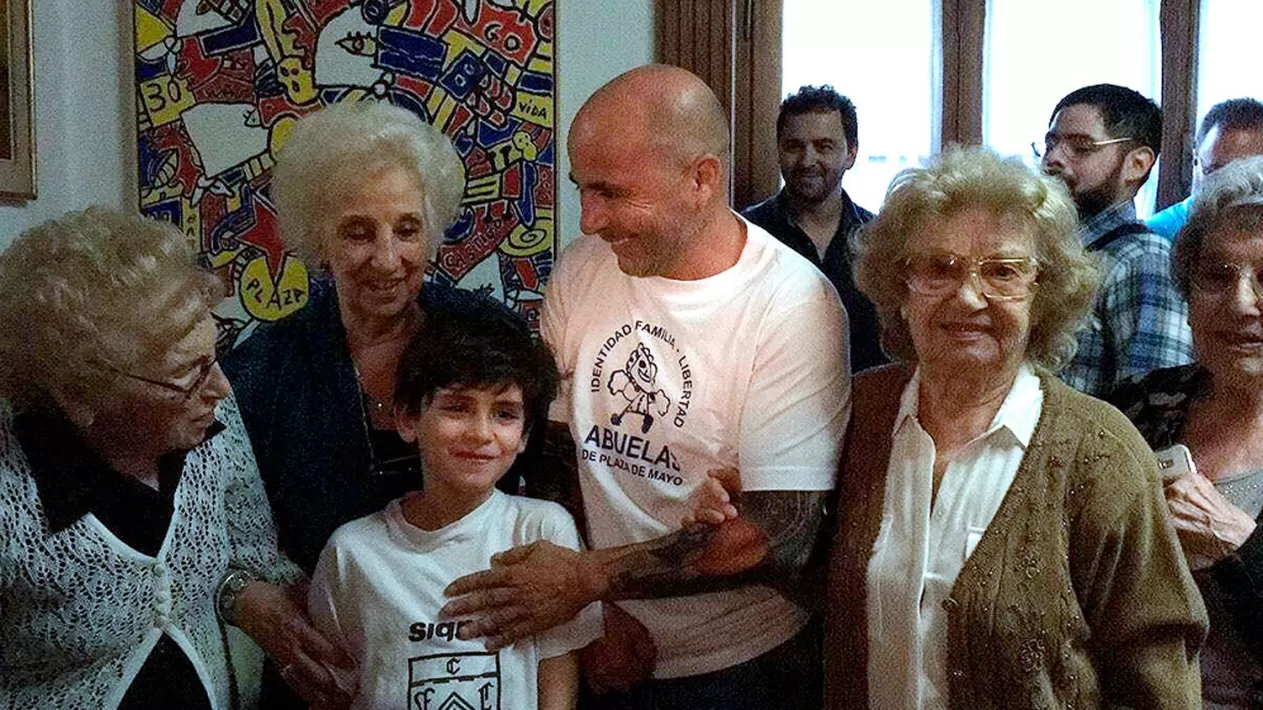 SAMPAOLI CON ABUELAS. El DT renovó su apoyo a la lucha de las abuelas. FOTO TOMADA DE CENTROINFORMES.COM.AR