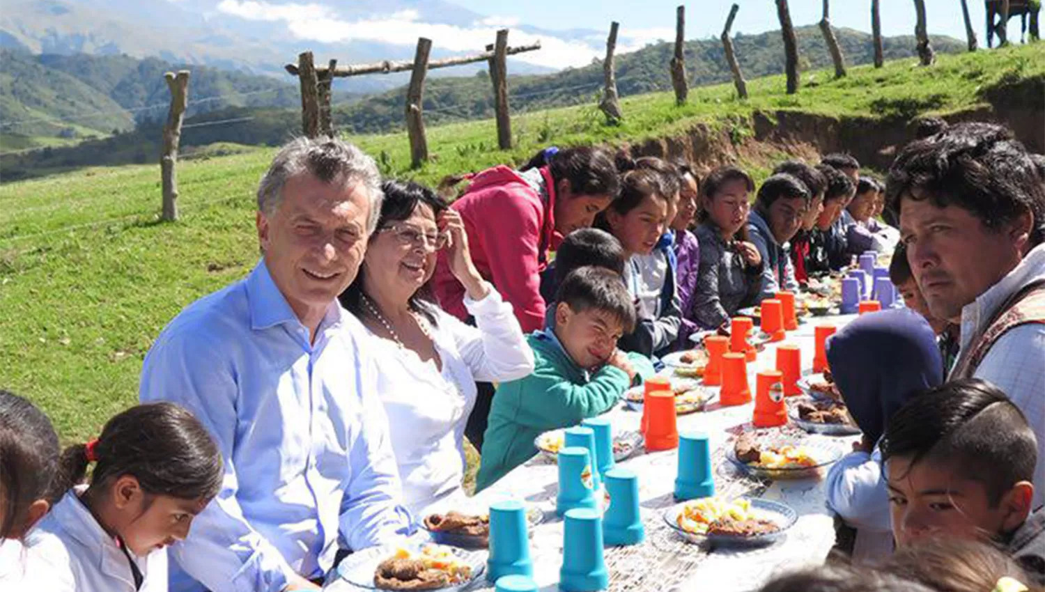 CON LOS ALUMNOS DE LA ESCUELA DE ANFAMA. Macri almorzó junto a los chicos. (FOTO TOMADA DEL FACEBOOK DE MAURICIO MACRI)