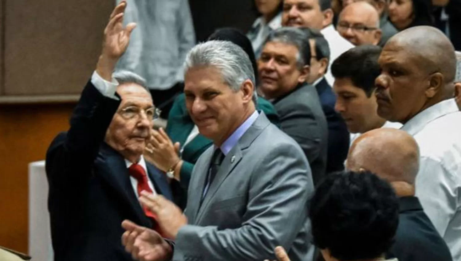 Miguel Díaz-Canel (en el centro de la imagen) junto al saliente presidente de Cuba, Raúl Castro (izquierda). FOTO TOMADA DE ELMUNDO.ES