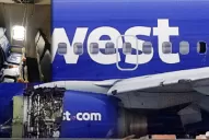 Una mujer murió luego de ser succionada al romperse la ventanilla de un avión en pleno vuelo