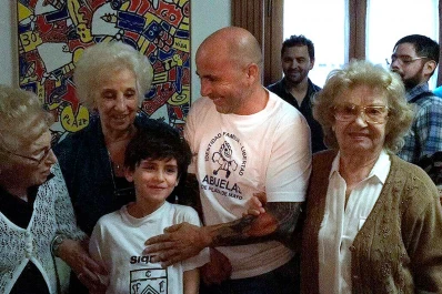 Sampaoli visitó a las Abuelas de Plaza de Mayo y renovó el respaldo a su lucha