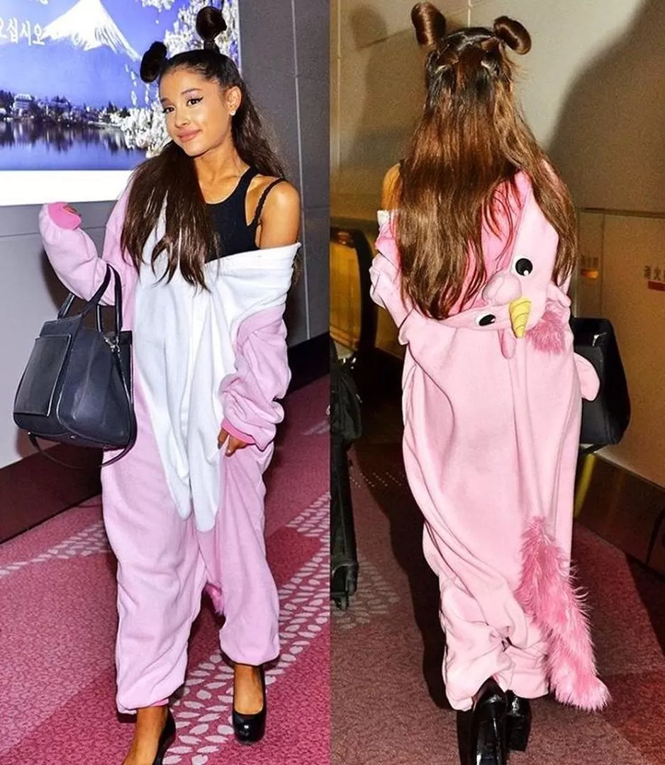 PERSONAJES.La cantante Ariana Grande pasea con un kigurumi de  unicornio rosa. -