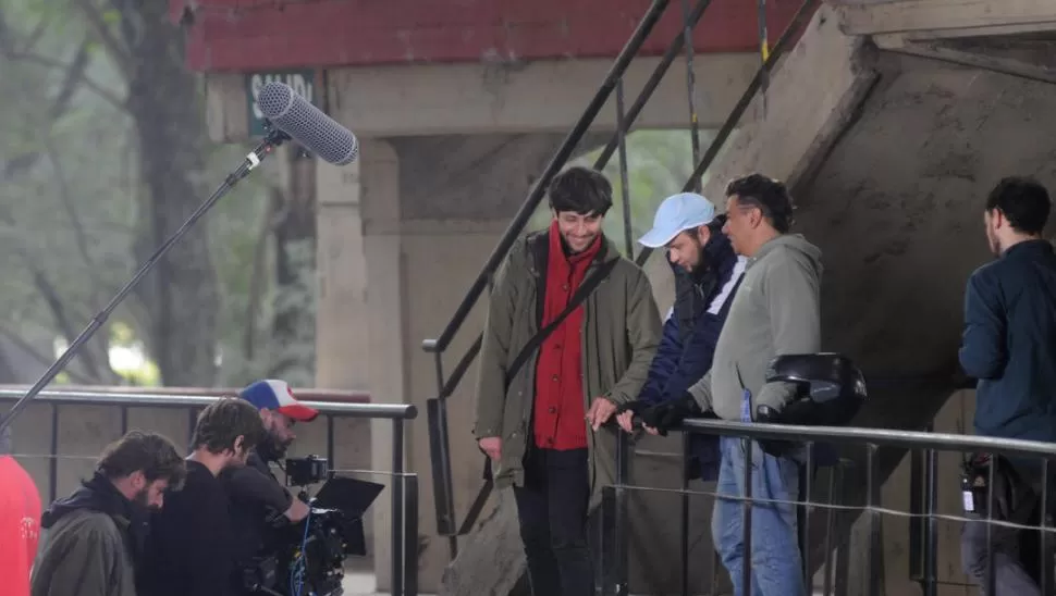 EN RODAJE. Toscano (de rojo) y Prina (con casco en el brazo), junto con los técnicos en un alto de la filmación. LA GACETA / FOTO DE ANALÍA JARAMILLO.-