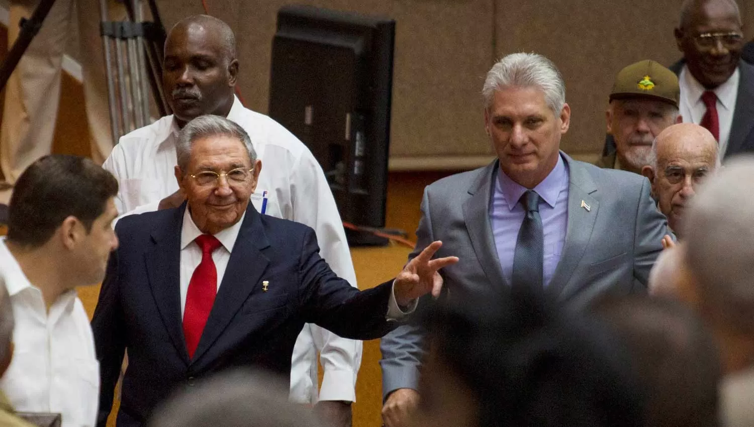 Díaz-Canel, de saco gris, será el sucesor de Raúl Castro. REUTERS