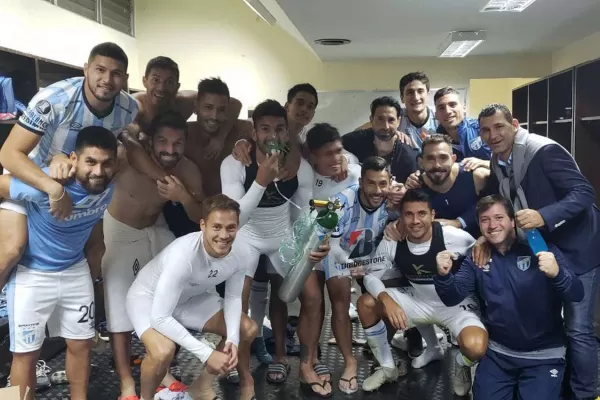 Tubos de oxígeno, risas y selfies en la intimidad del festejo de los jugadores de Atlético