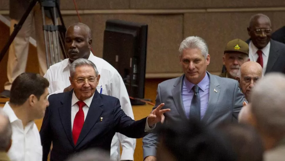 LA HABANA. Castro y Díaz-Canel arriban a la sesión de la Asamblea. Reuters