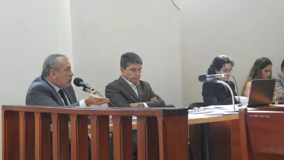 PEDIDO DE LA DEFENSA. El abogado Ahumada solicita al tribunal la nulidad del requerimiento fiscal. Brito lo escucha con los brazos cruzados. la gaceta / foto de franco vera