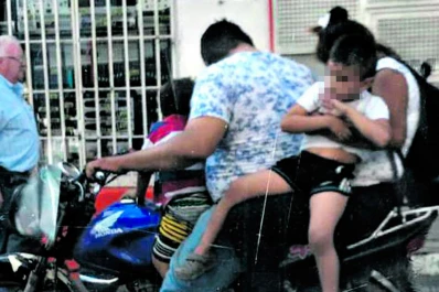 Cuatro en moto, sin casco, en pleno centro y a la hora pico