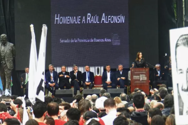 Cambiemos erigió una estatua a Raúl Alfonsín y se identificó con el legado del ex presidente