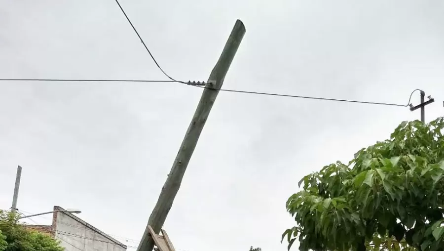 Puede caer un poste de teléfonos