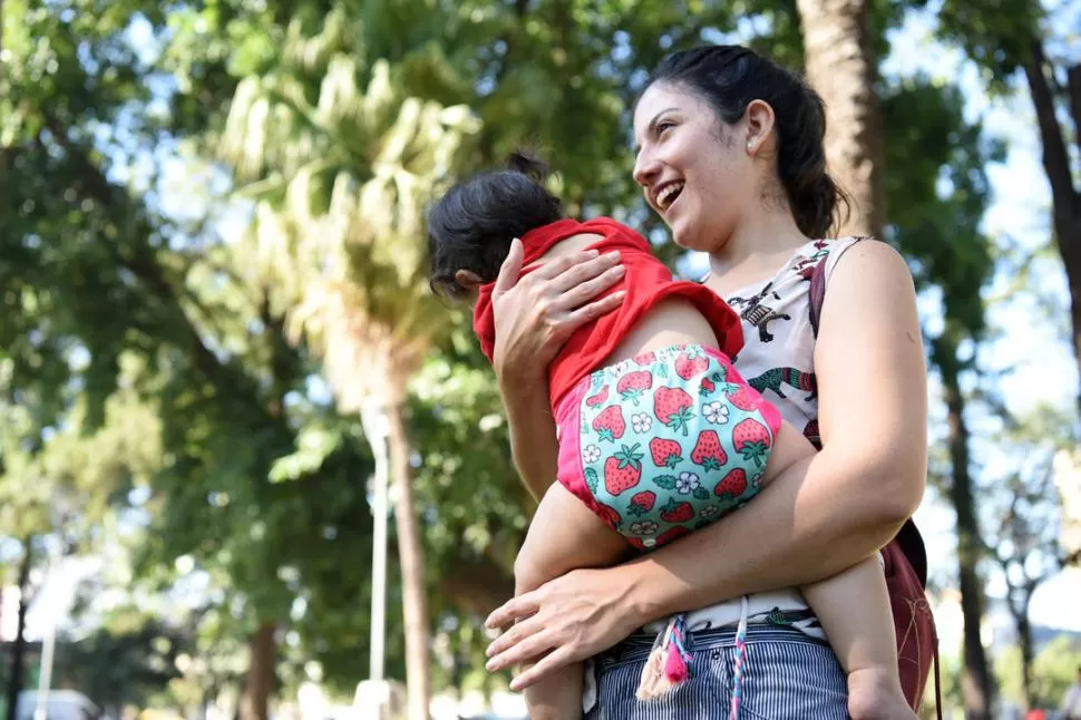  -A UPA. Una mamá de Colitas de Tela Tucumán, con su bebé. Claro, usa pañal de tela. LA GACETA / FOTOS DE ANALÍA JARAMILLO.-