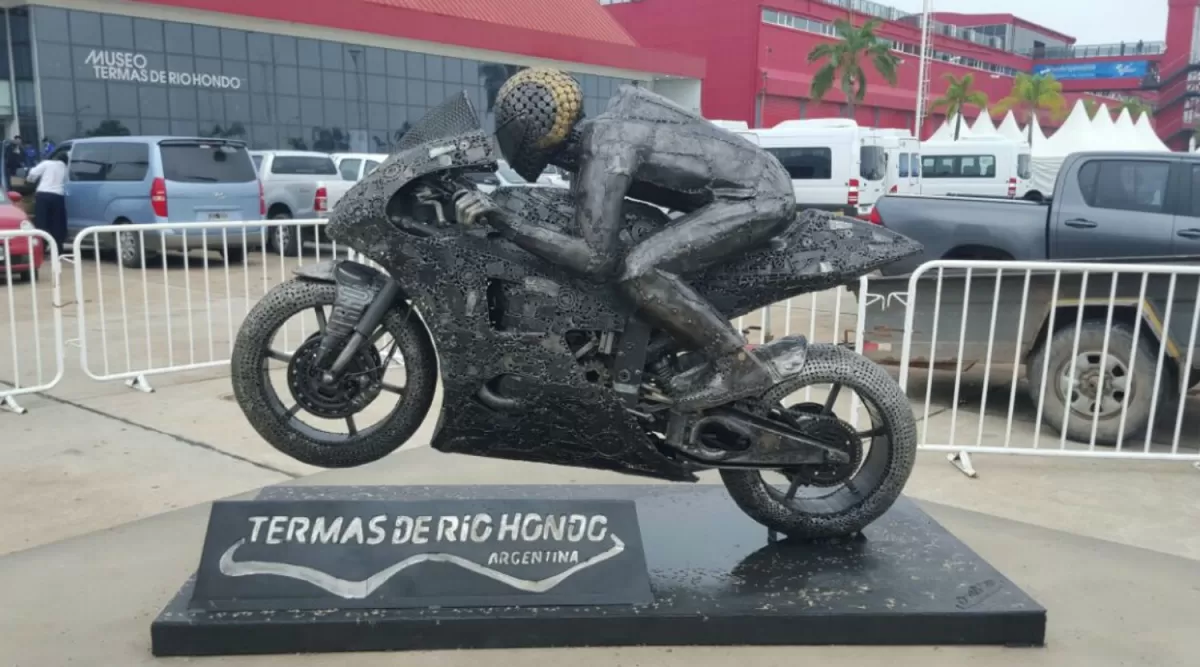 RECIÉN INAUGURADO. Una estatua que homenajea a Valentino Rossi, en la entrada al autódromo termense. 