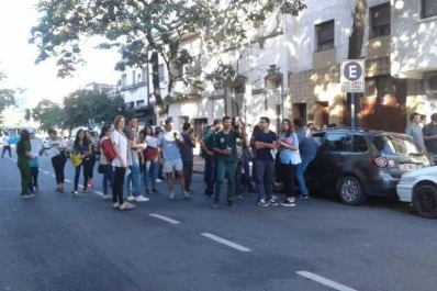 Una protesta estudiantil agita el clima electoral en la UNT