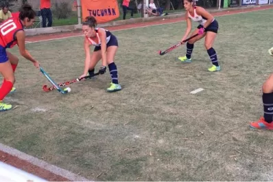 Hockey: las chicas festejaron y los varones volvieron a perder