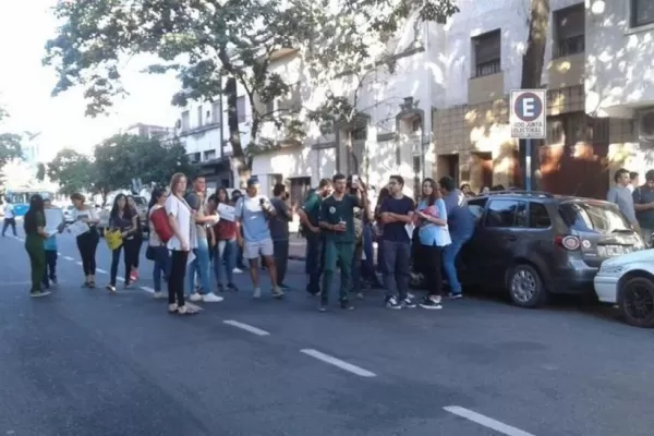 Una protesta estudiantil agita el clima electoral en la UNT