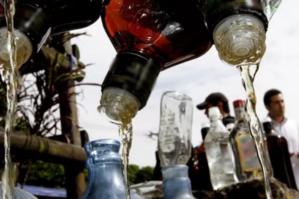 Destruyeron 30.000 litros de alcohol ilegal en Buenos Aires