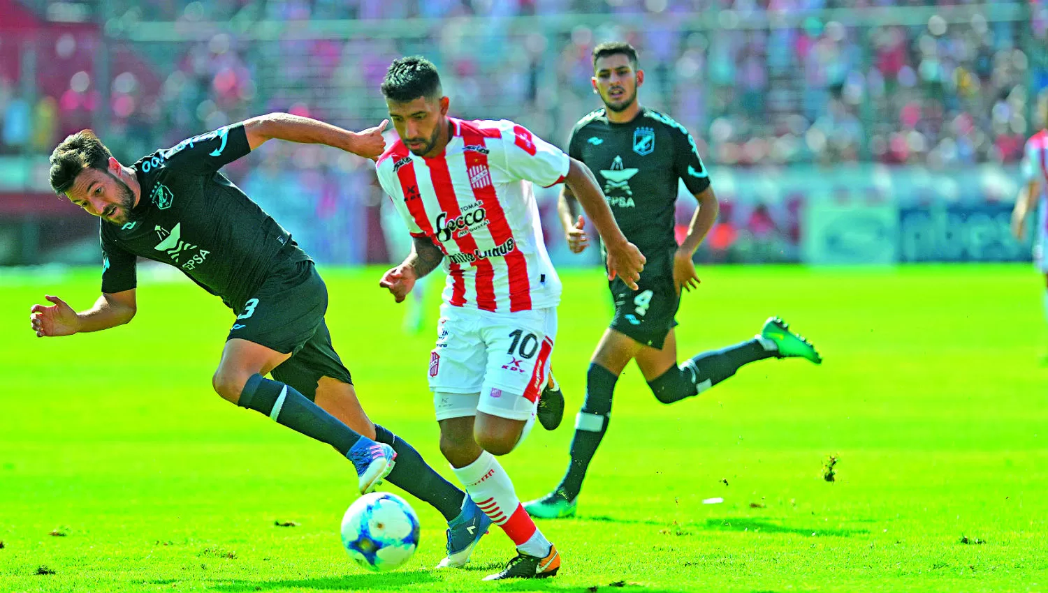 SE FUE. García deja atrás a Dutari y se encamina a asistir a Rodríguez, en el 2-0.