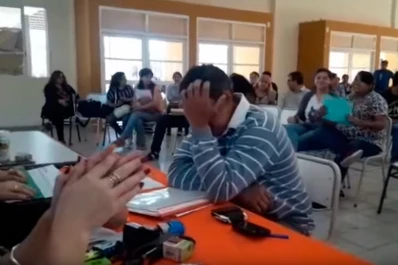 Video: un docente se emocionó hasta las lágrimas al obtener un cargo por primera vez