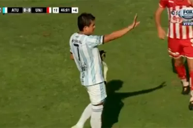 Video: el Pulga reemplazó al lesionado Toledo y mientras se ponía la cinta de capitán casi puso el 1-0