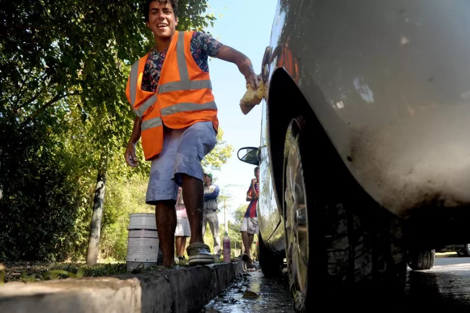 CONOCIDO. Un clásico en la calle Pringles: desde hace años, Ángel Casasola cuida y lava autos en esa cuadra.  LA GACETA / FOTOS DE FRANCO VERA.-