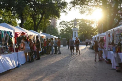 Historias de feria: sus muñecas de tela le devolvieron la infancia que no tuvo