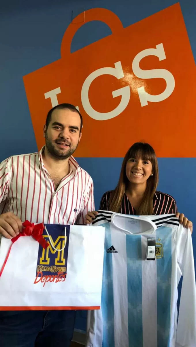 Un regalo de LA GACETA Shop: Carolina Juárez se llevó la camiseta de la selección