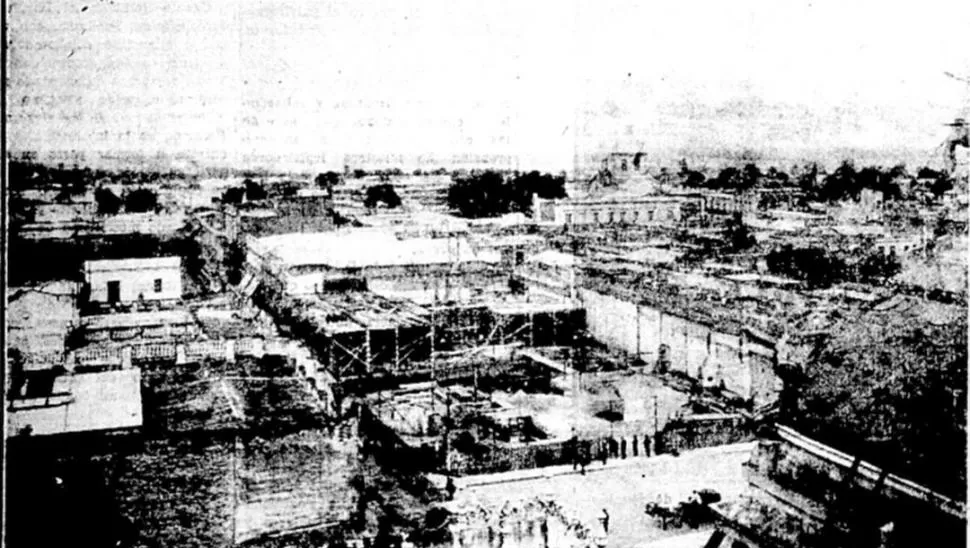 29/4/1927. La obra avanzaba. Estructuras del banco en primer plano y el edificio de rentas estaba más avanzado, detrás.  