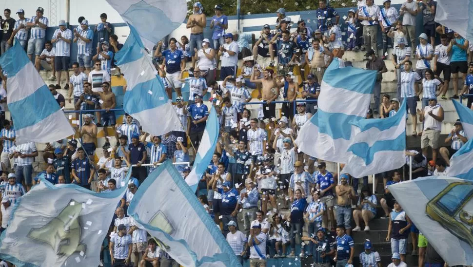 SALUDO. Banderas y papelitos son parte del cotillón con el cual los fanáticos de Atlético reciben al equipo en cada partido. la gaceta / FOTO DE JORGE OLMOS SGROSSO