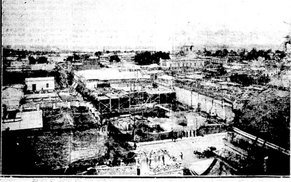 29/4/1927. La obra avanzaba. Estructuras del banco en primer plano y el edificio de rentas estaba más avanzado, detrás.  