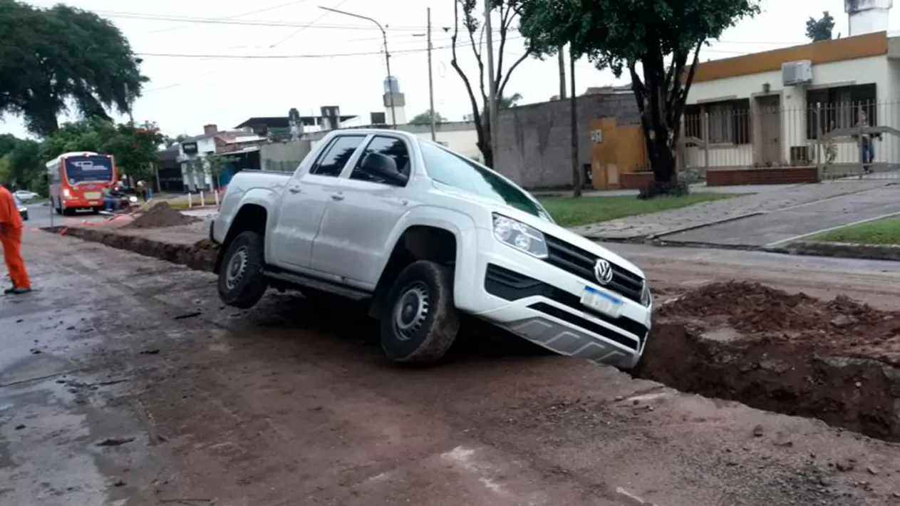 La mitad de la camioneta terminó dentro de una zanja.
