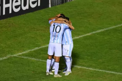 Con el Pulga como figura, Atlético venció a The Strongest y se ilusiona con clasificar a octavos