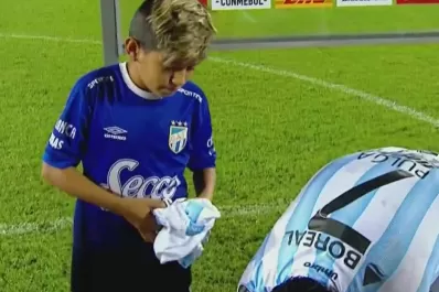 Ídolo dentro y fuera de la cancha: el Pulga Rodríguez le regaló sus shorts a un pequeño fanático