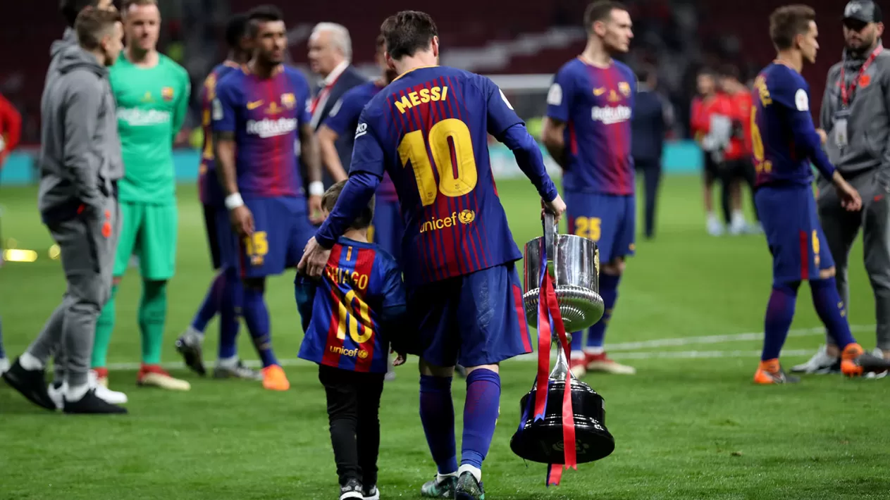 Leo Messi con su hijo Thiago en la celebración del Barcelona tras conquistar el sábado otra Copa del Rey.
REUTERS