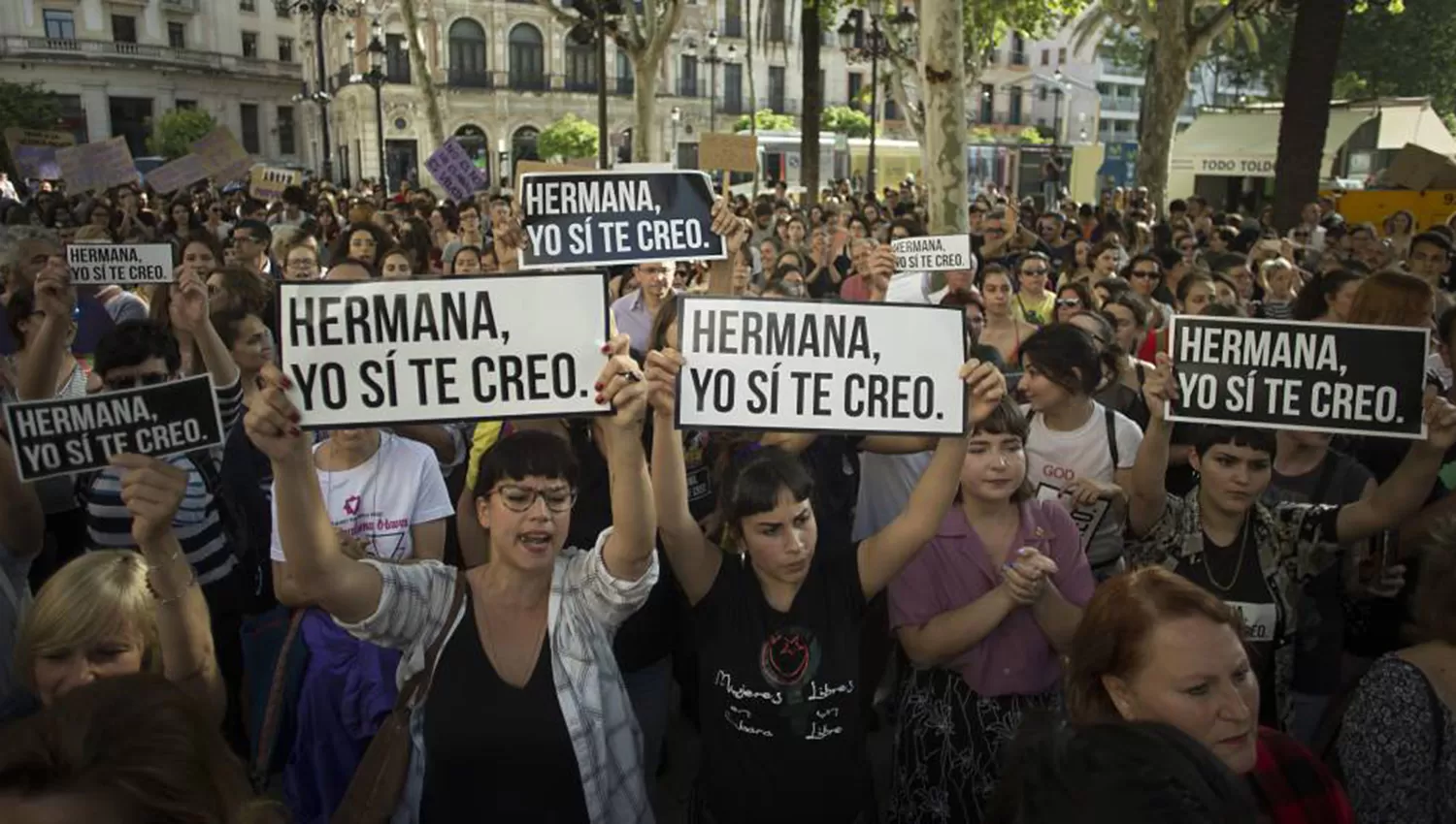 Protesta realizada hoy en Pamplona contra el fallo absolutorio. FOTO TOMADA DE ELPAIS.COM