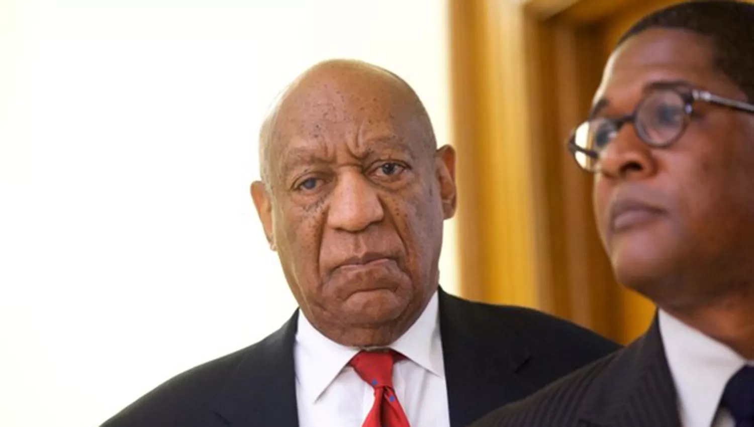Bill Cosby no pudo contender la desazón cuando se enteró que había sido hallado culpable. FOTO TOMADA DE NACION.COM