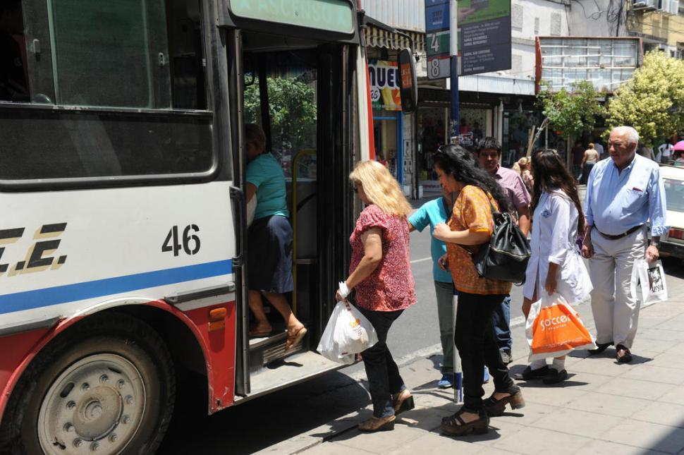 Manzur quiere dar subsidios a las empresas de ómnibus