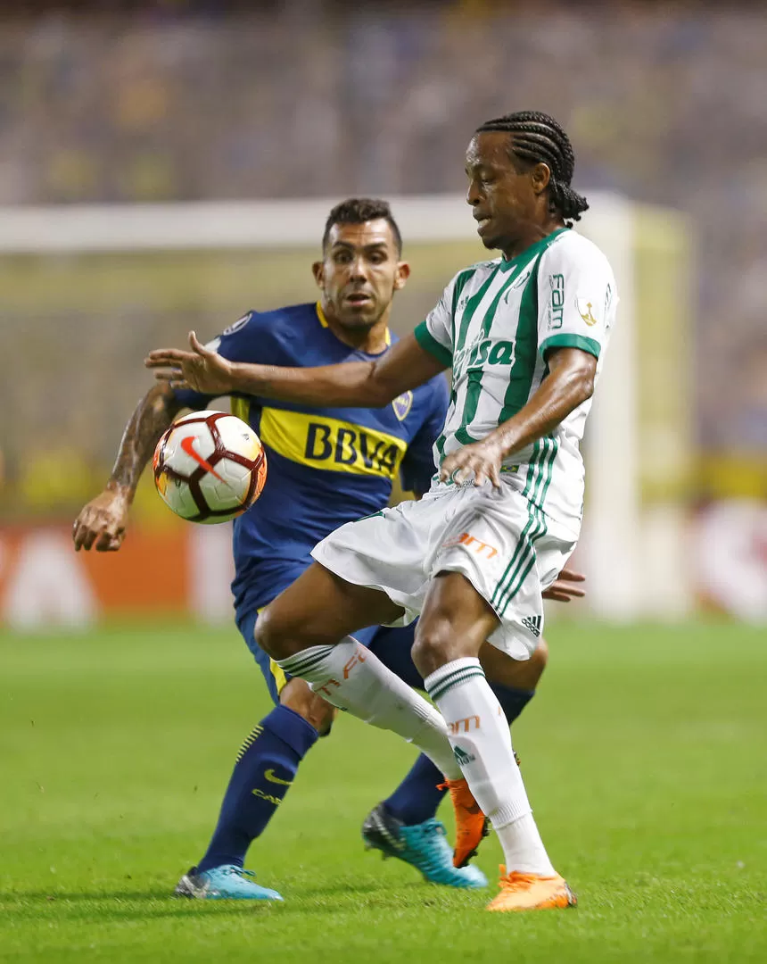 PRESIÓN. Keno, autor del primer gol de Palmeiras, maniobra ante la marca de Tevez, que estuvo lejos de su mejor nivel.  reuters 