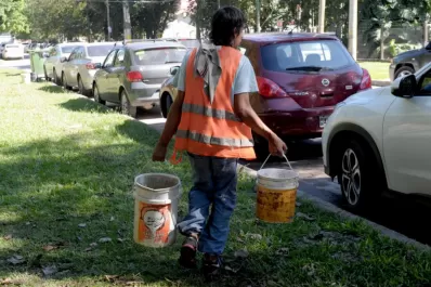 En Yerba Buena se cobraría el estacionamiento para regular a los trapitos