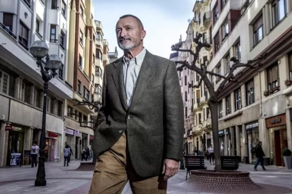 Arturo Pérez Reverte afirma que “el libro de papel morirá por culpa del celular”